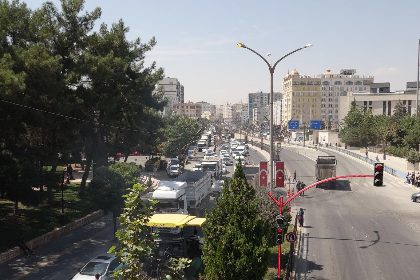 Mardin’in en işlek yolunda gündüz vakti asfalt çalışması: Metrelerce araç kuyruğu oluştu