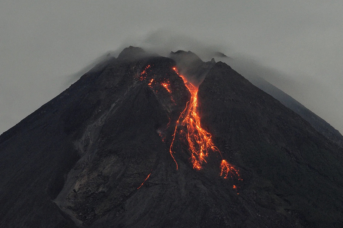 Endonezya’da Merapi Yanardağı'nda patlama