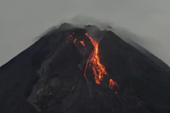 Endonezya’da Merapi Yanardağı'nda patlama
