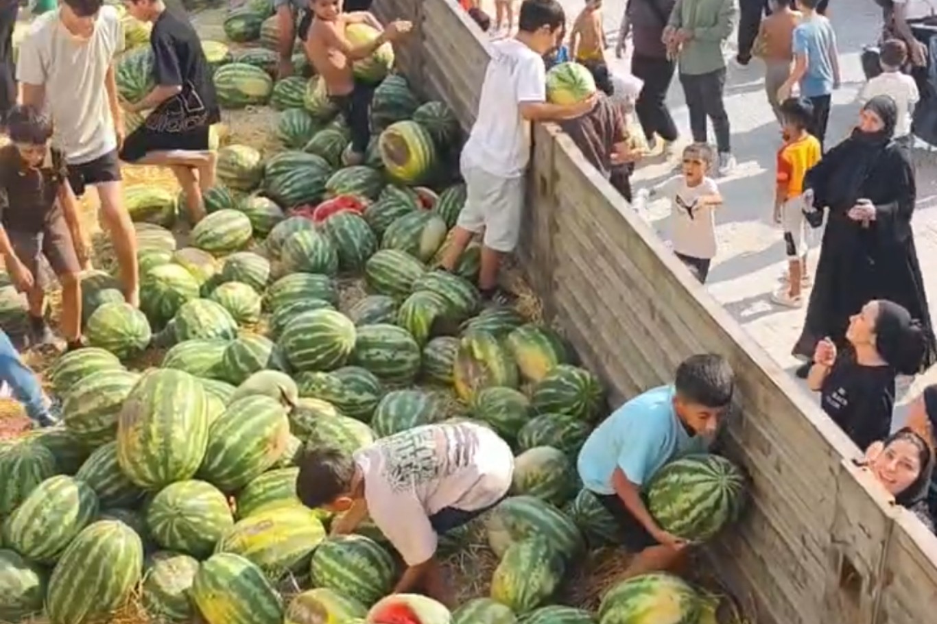Mardin’de bir hayırsever tır dolusu karpuzu mahalleliye dağıttı