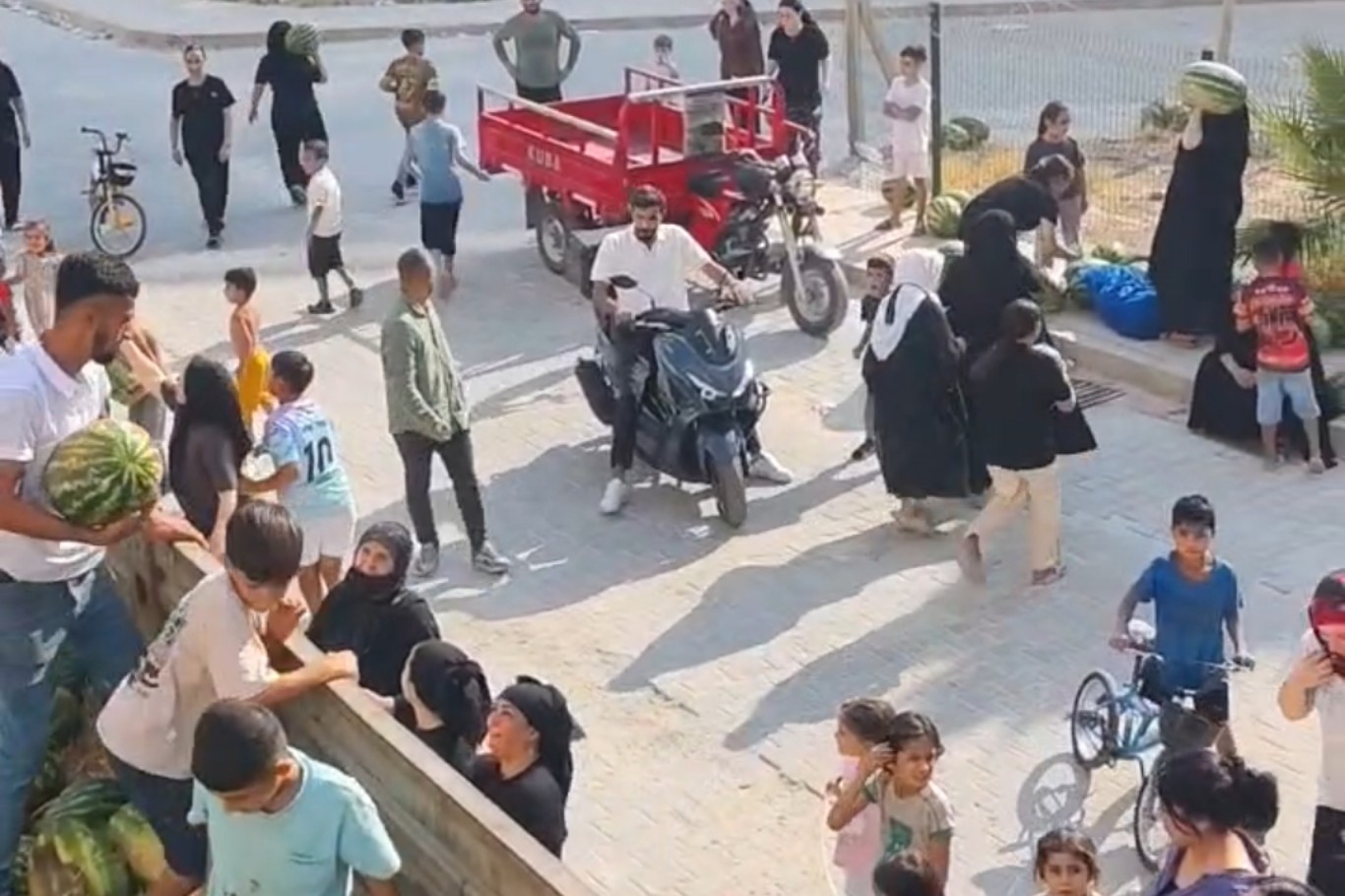 Mardin’de bir hayırsever tır dolusu karpuzu mahalleliye dağıttı