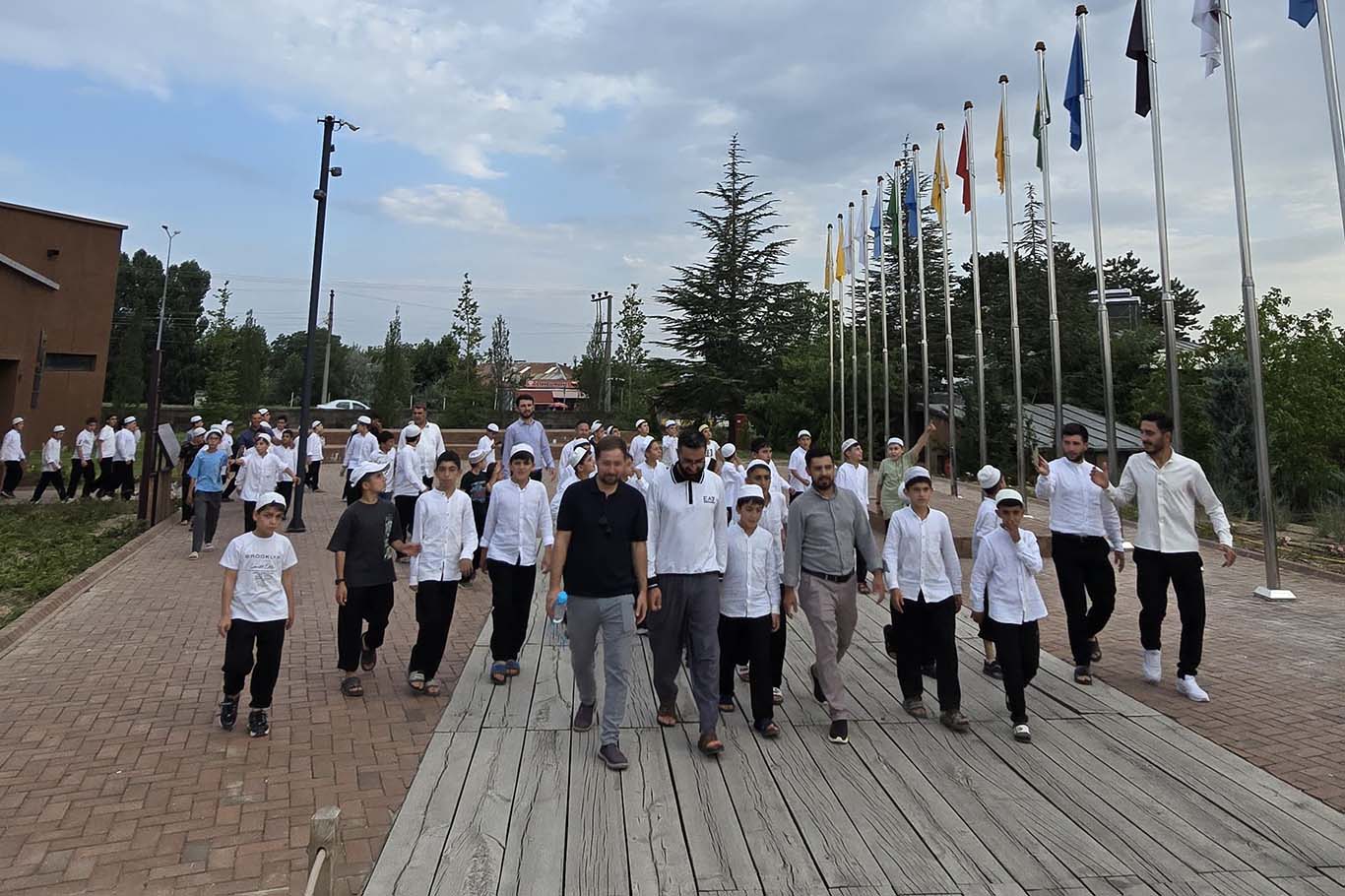 Hafızlık öğrencileri Ahlat Selçuklu Meydan Mezarlığı'nı ziyaret etti