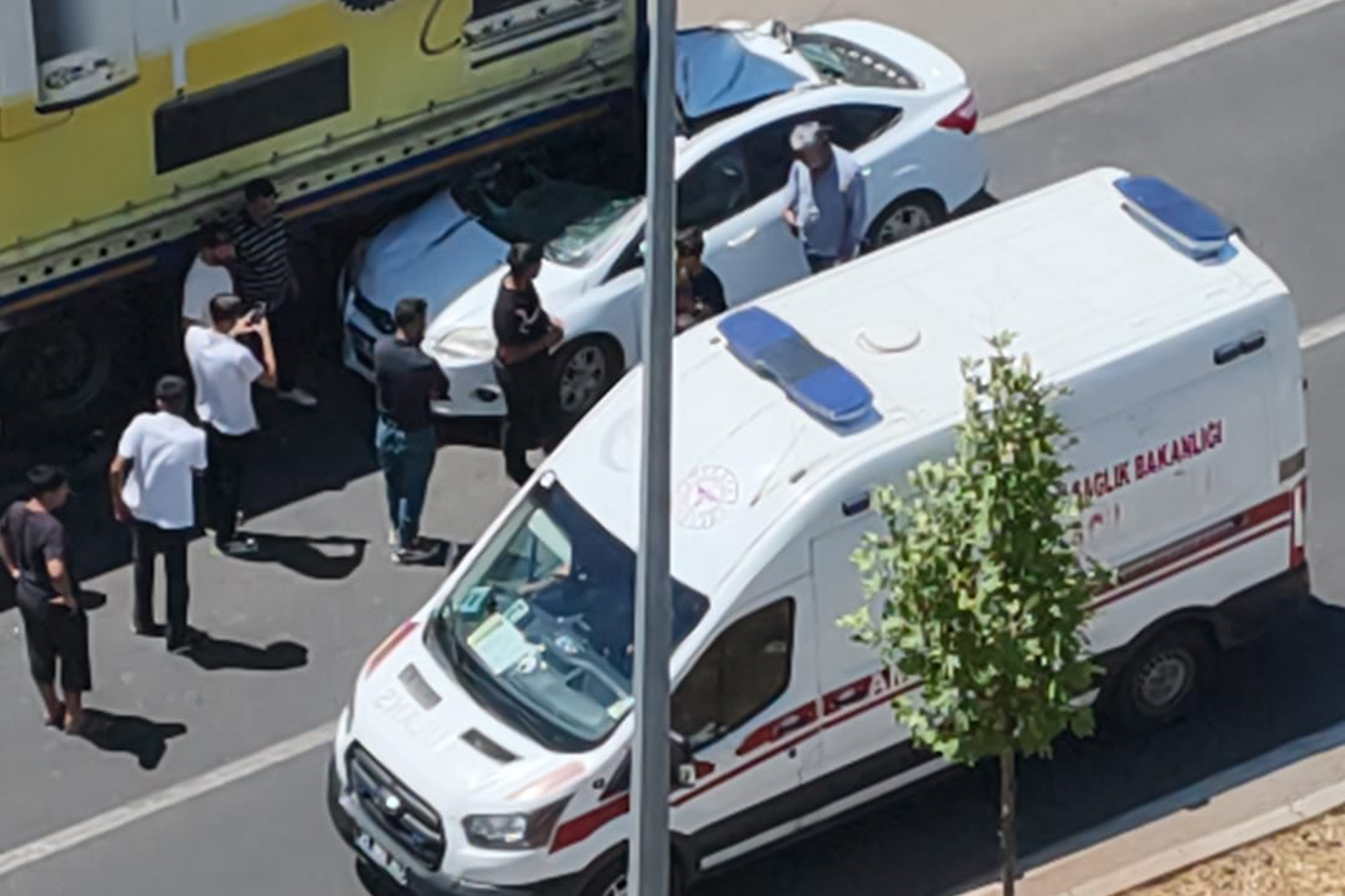 Diyarbakır'da otomobil park halindeki kamyona çarptı: 1 yaralı