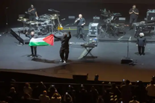 Singapur polisinden dünyaca ünlü Massive Attack'a Filistin Bayrağı açtığı için gözaltı
