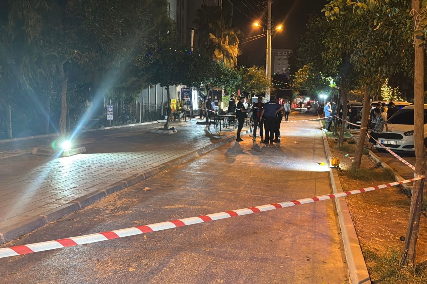 Adana'nın merkez Yüreğir ilçesinde kaldırımda yürüyen kişi, kimliği henüz belirlenemeyen şüphelinin silahlı saldırısı sonucu yaralandı.