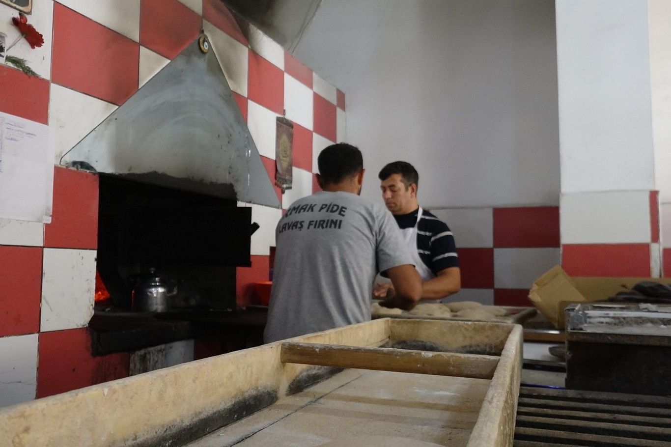Çeyrek asırlık fırın ustası hem kendisini hem de çıraklarını helal rızık çizgisinde yetiştiriyor