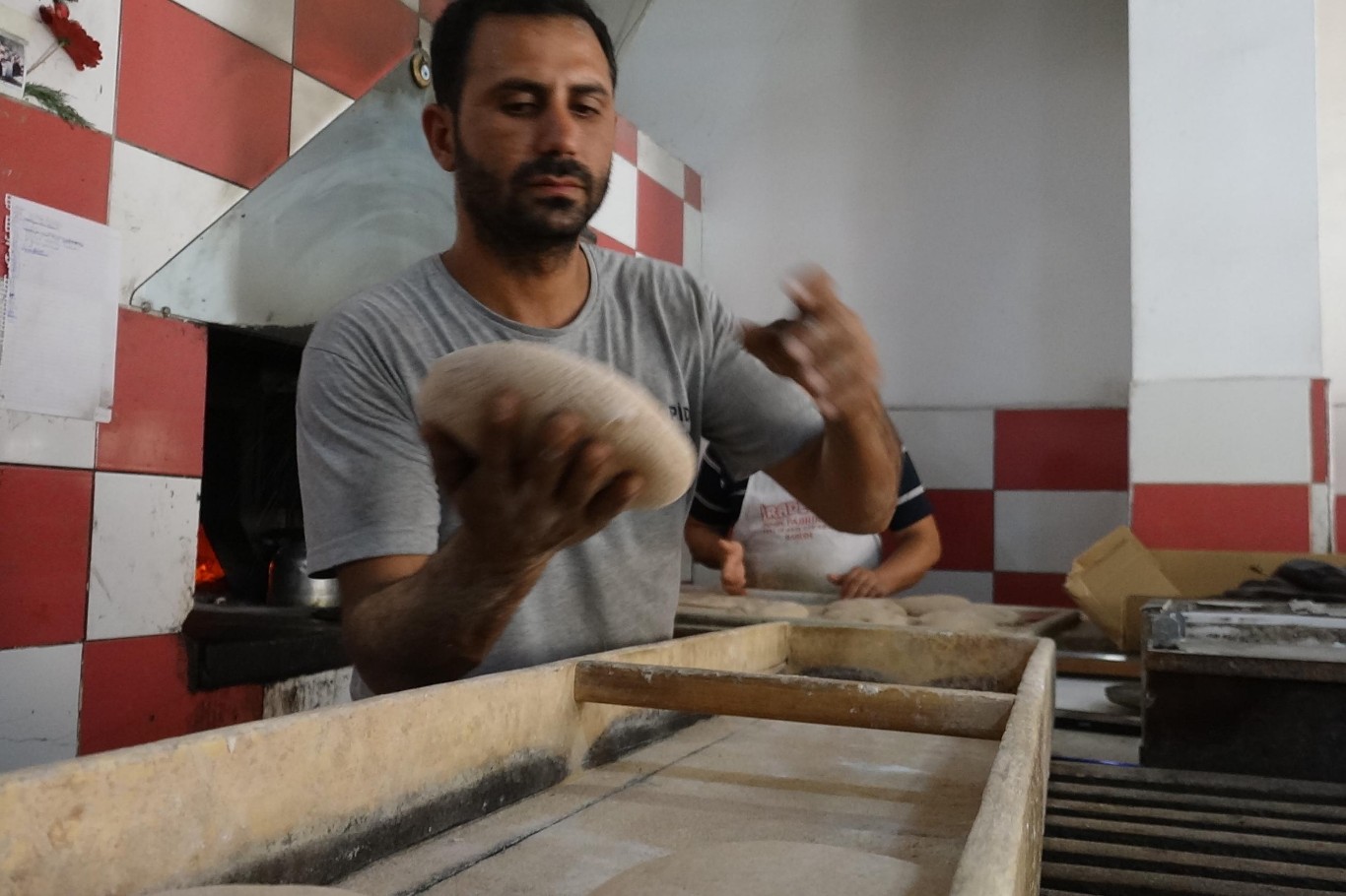 Çeyrek asırlık fırın ustası hem kendisini hem de çıraklarını helal rızık çizgisinde yetiştiriyor