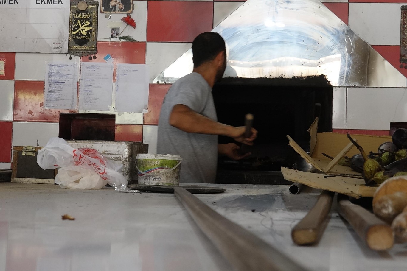 Çeyrek asırlık fırın ustası hem kendisini hem de çıraklarını helal rızık çizgisinde yetiştiriyor