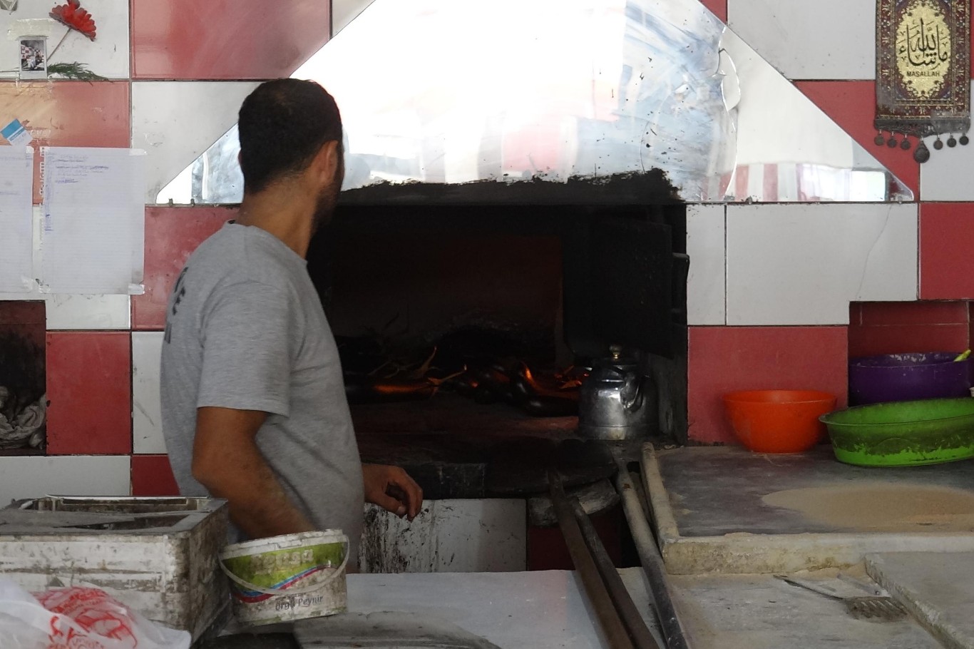 Çeyrek asırlık fırın ustası hem kendisini hem de çıraklarını helal rızık çizgisinde yetiştiriyor
