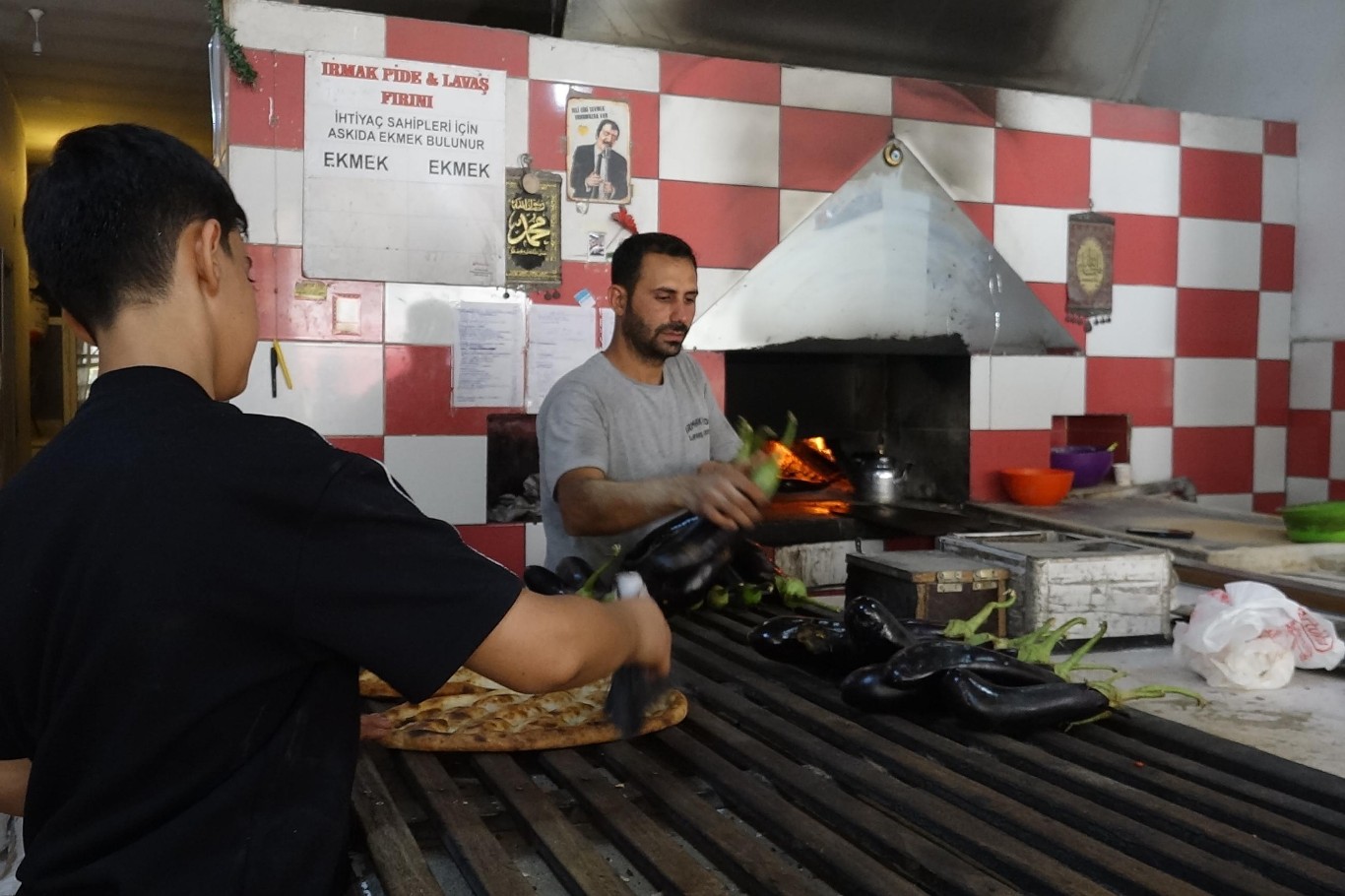 Çeyrek asırlık fırın ustası hem kendisini hem de çıraklarını helal rızık çizgisinde yetiştiriyor
