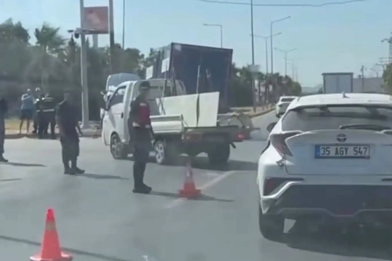 Menderes'te otomobil ile panelvan çarpıştı, sürücüler yaralandı
