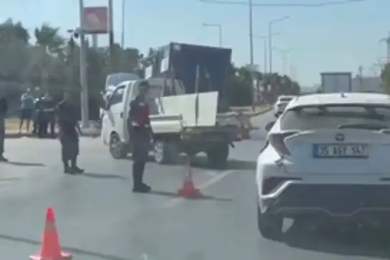 Menderes'te otomobil ile panelvan çarpıştı, sürücüler yaralandı