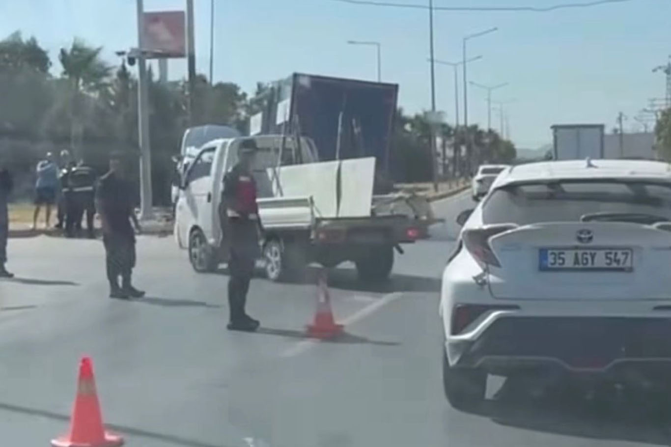 Menderes'te feci kaza: Otomobil ile panelvan çarpıştı, sürücüler yaralandı