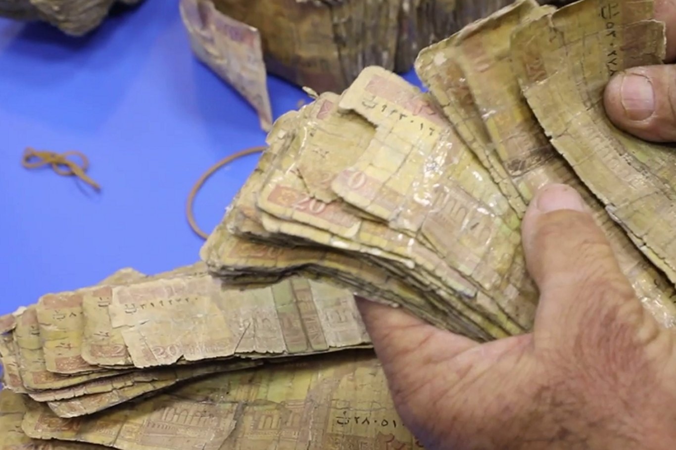 Afghanistan’s central bank replaces worn-out banknotes with new notes