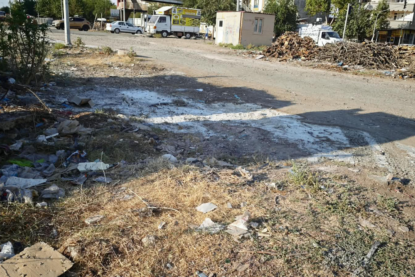 Onarılmayan yol, mahalle sakinleri ve esnafın tepkisine neden oldu