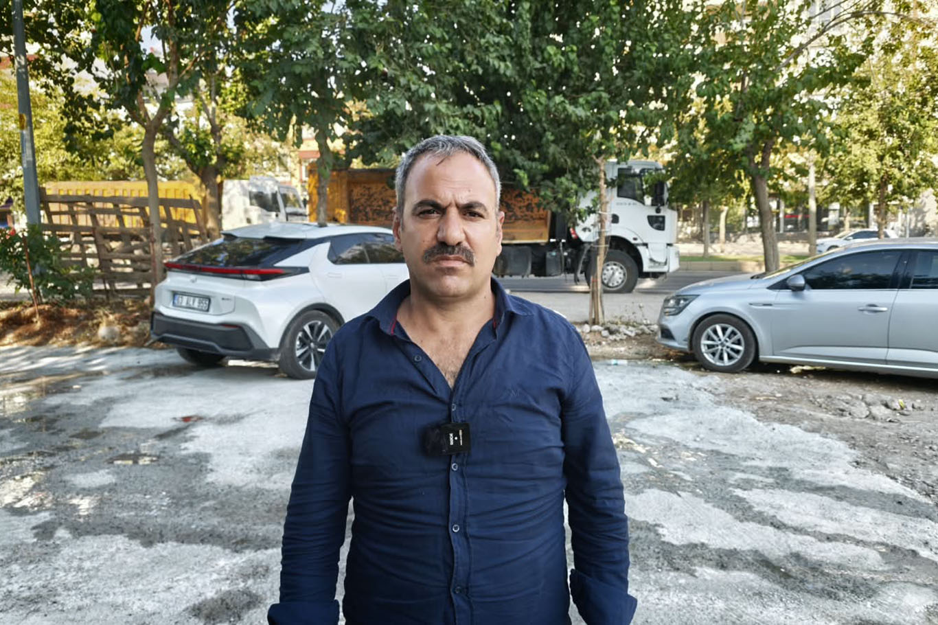Onarılmayan yol, mahalle sakinleri ve esnafın tepkisine neden oldu