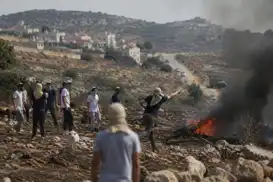 الضفة الغربية..مستوطنون يهاجمون فلسطينيين ويجبرون عائلة على إخلاء منزلها