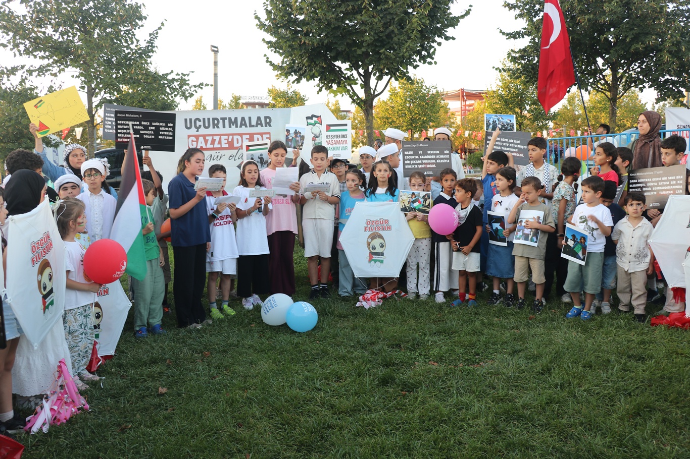 Uçurtmalar Gazeli çocuklar için gökyüzüne bırakıldı