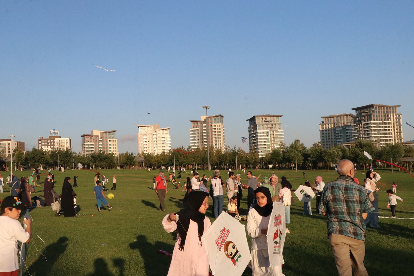 Uçurtmalar Gazeli çocuklar için gökyüzüne bırakıldı