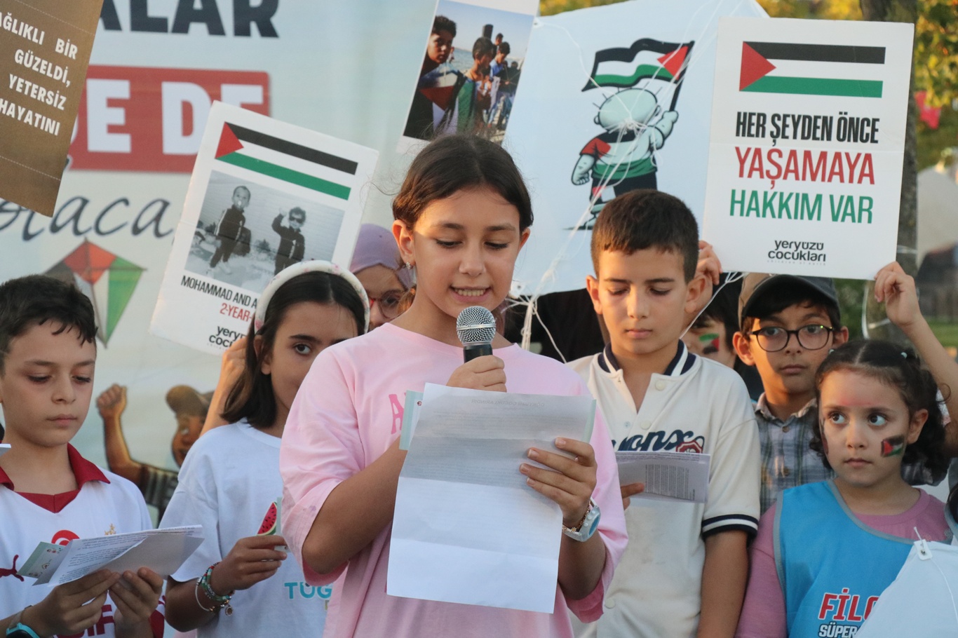 Uçurtmalar Gazeli çocuklar için gökyüzüne bırakıldı