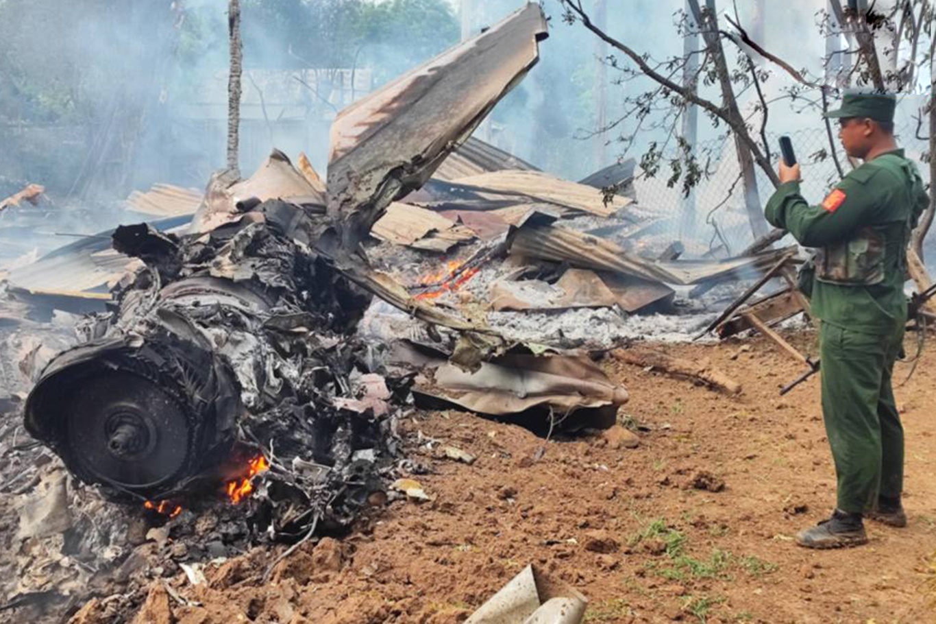 Myanmar’da kuş sürüsü nediniyle askeri uçak düştü: Pilot ölümden döndü