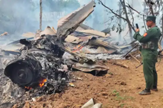 Myanmar’da kuş sürüsü nediniyle askeri uçak düştü: Pilot ölümden döndü