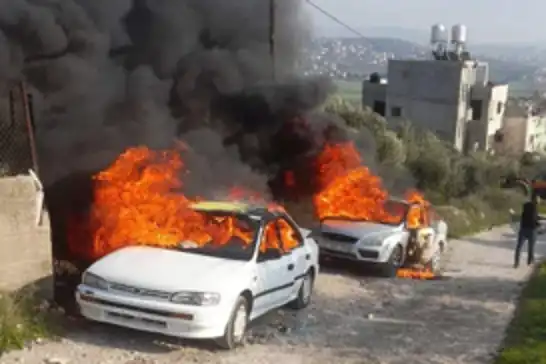 الضفة المحتلة..عصابات المستوطنين تهاجم منازل الفلسطينيين وتحرق مركباتهم جنوب نابلس