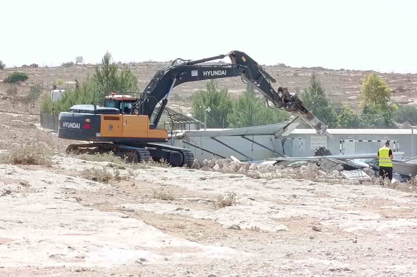 İşgalciler, El Halil'de bir okulu yıkmaya başladı