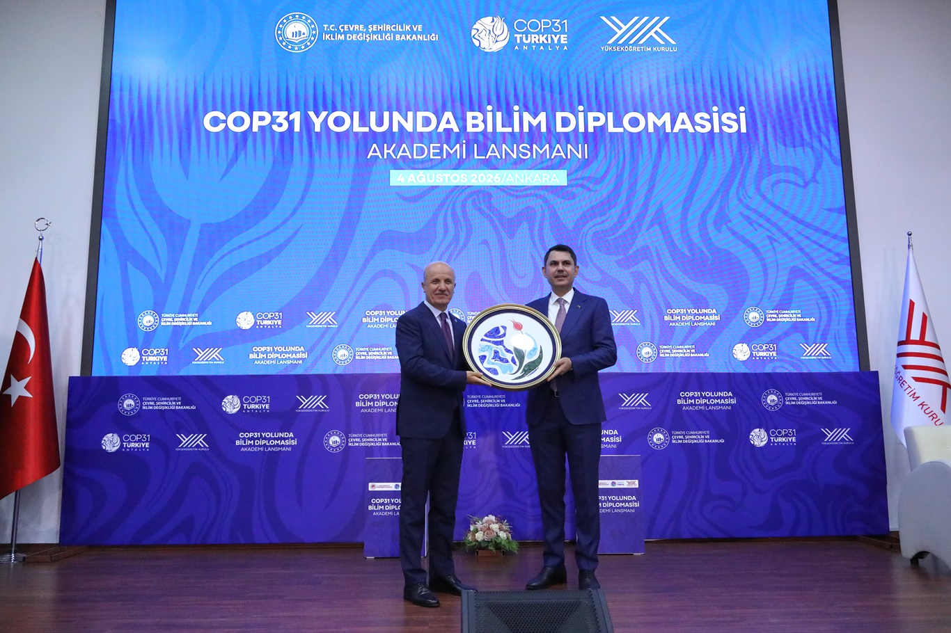 COP31 logosunun ebru sanatına uyarlanmasıyla hazırlanan eser, Özvar tarafından Bakan Kurum’a takdim edildi 