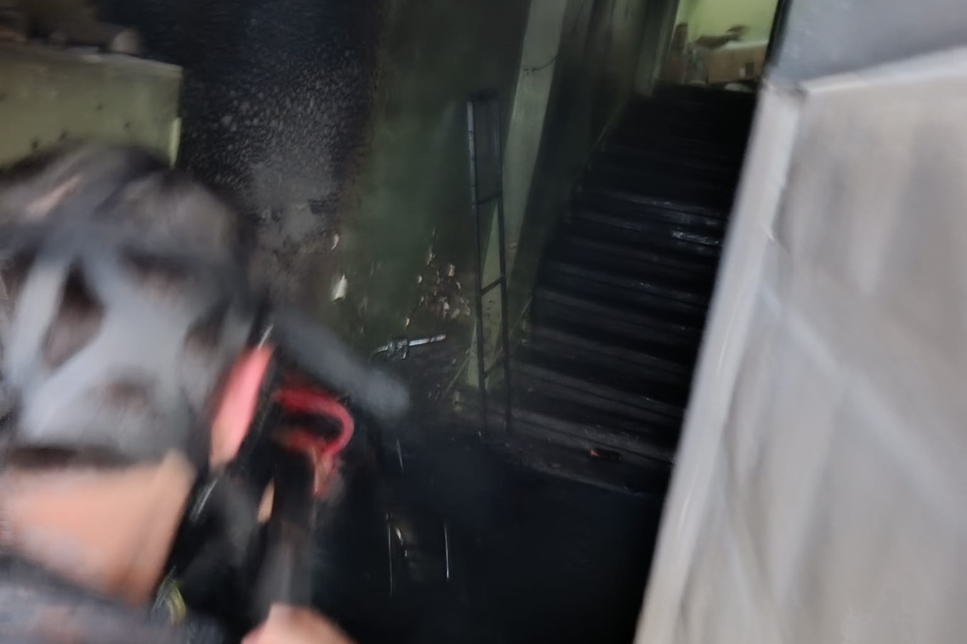 Batman'da apartman girişinde çıkan yangında motosiklet ve eşyalar kül oldu