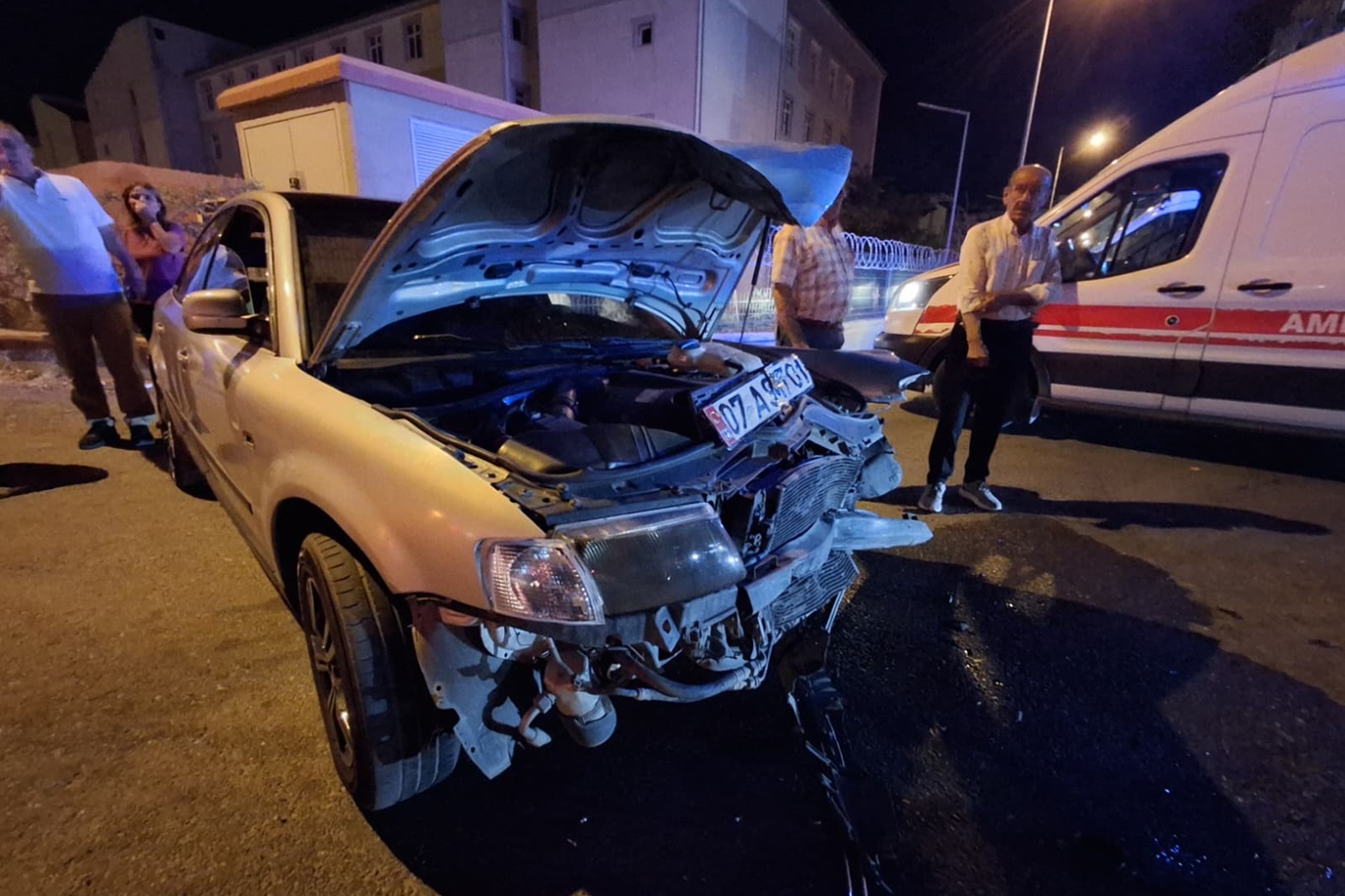 Batman'da iki otomobil kafa kafaya çarpıştı: 2 yaralı
