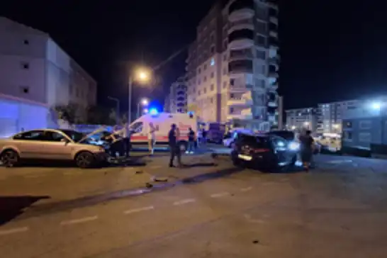 Batman'da iki otomobil kafa kafaya çarpıştı: 2 yaralı