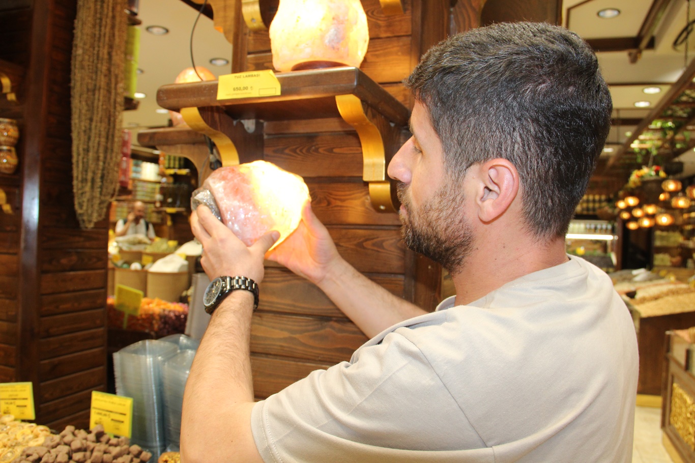 Tuz Lambalarına İlgi artıyor: Vatandaşlar hem dekoratif hem de doğal ürün olarak tercih ediyor