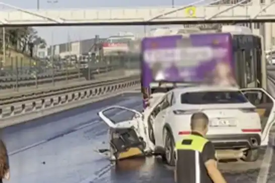 Li Stenbolê, wesayîtek li otobûseke IETTê qelibî: 3 kes mirin