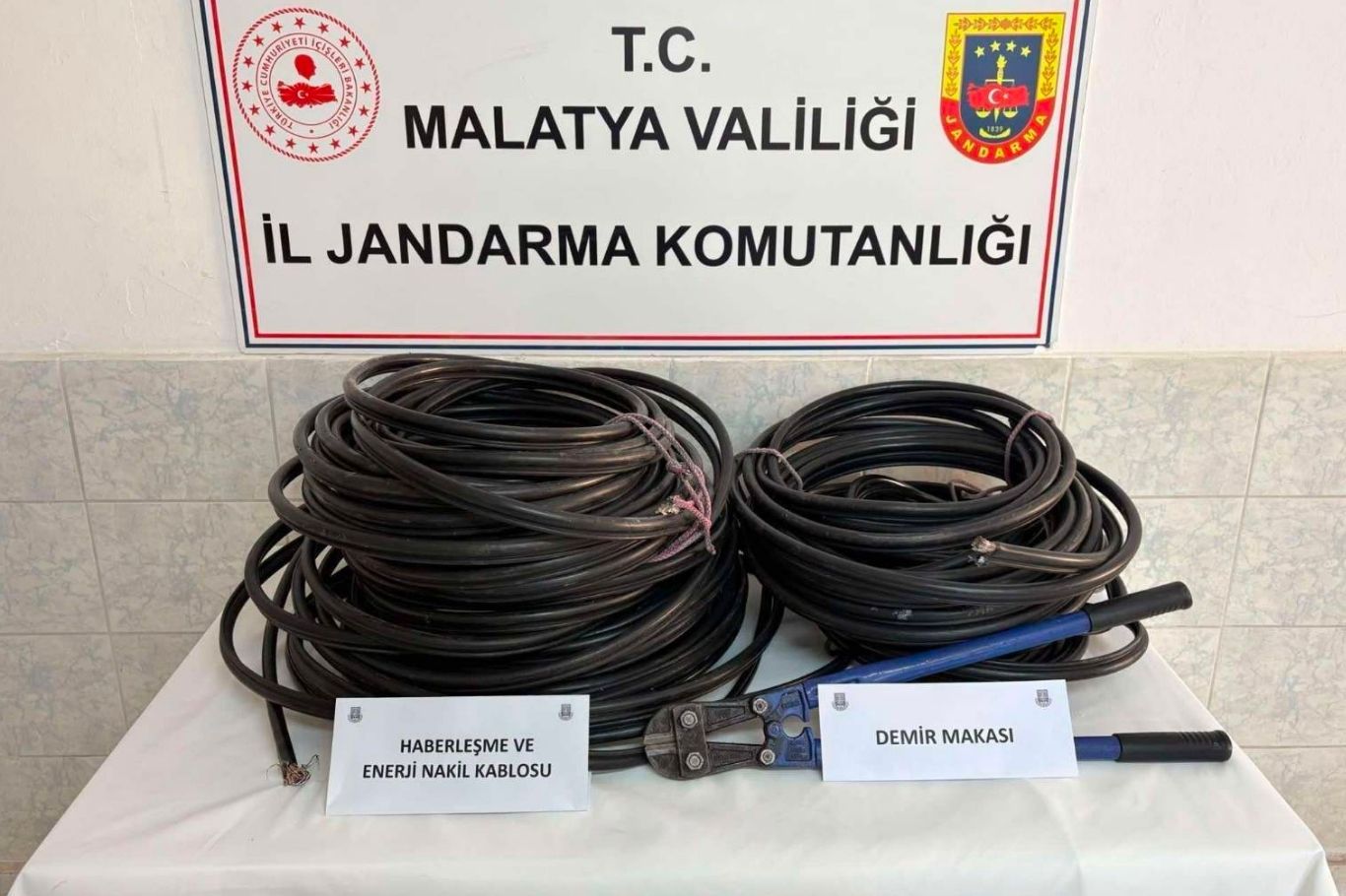 Malatya'da kablo hırsızlığına karışan 3 şüpheli tutuklandı