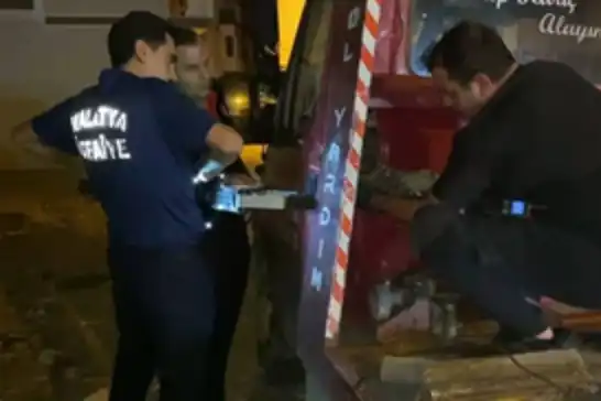 Malatya'da çekicinin demir kısmına sıkışan kedi kurtarıldı