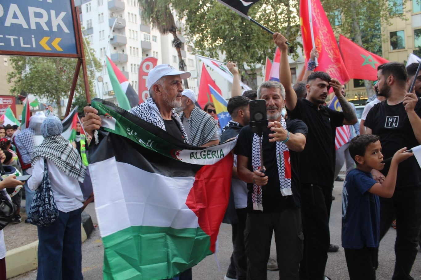 Adana'da Filistin vicdan konvoyu coşkuyla Karşılandı: "Menzilimiz Kudüs ve Mescid-i Aksa"