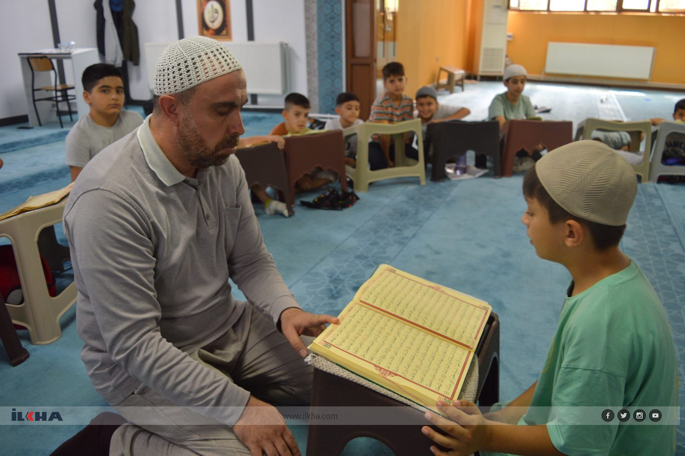 Li Sêrtê, mizgeft bi dengê kêfxweş ê zarokên ku Quranê dixwînin tijî dibin