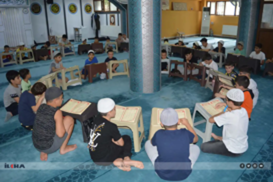 Li Sêrtê, mizgeft bi dengê kêfxweş ê zarokên ku Quranê dixwînin tijî dibin