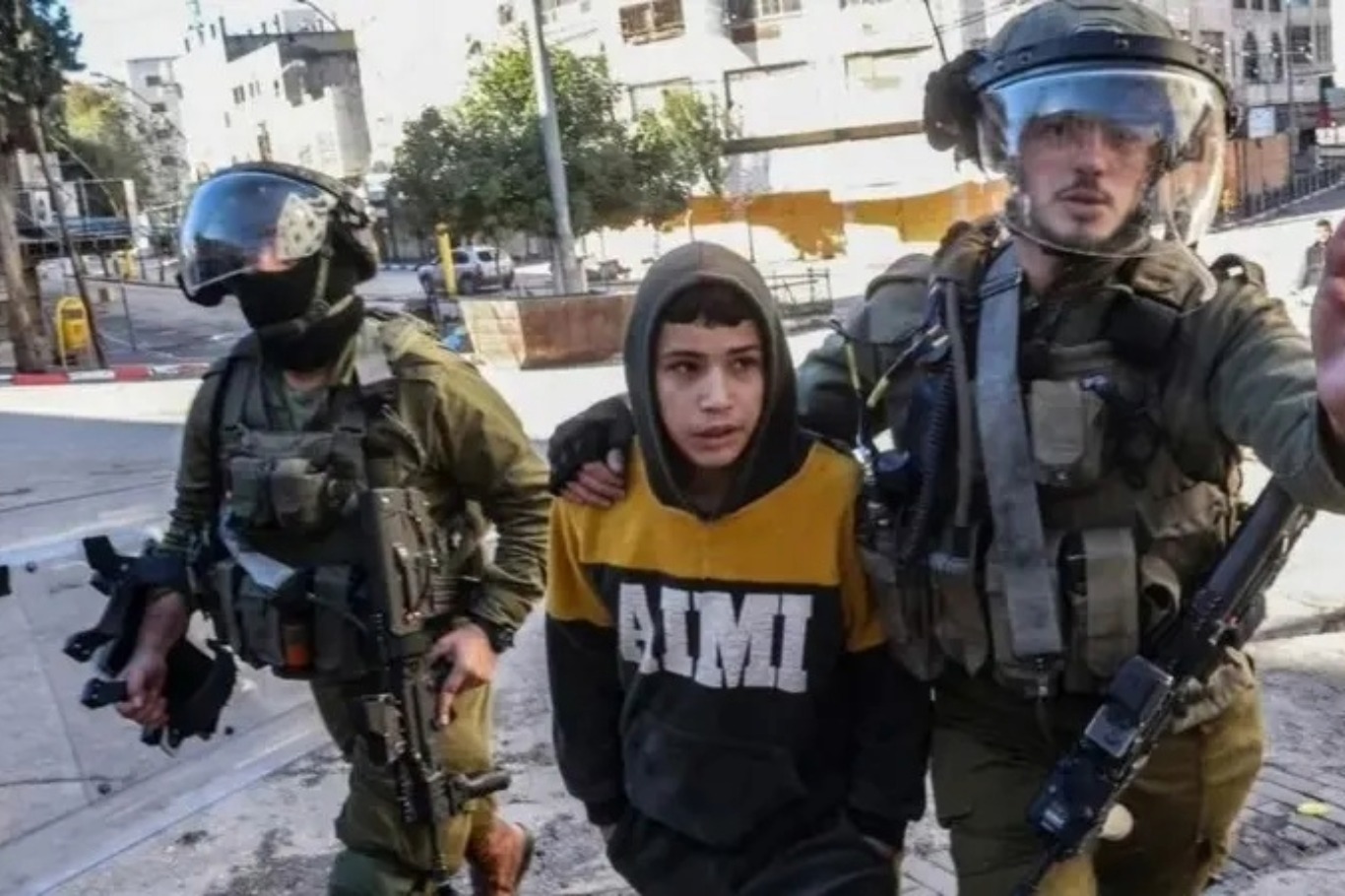 الاحتلال الصهيوني يعتقل أكثر من 60 فلسطينياً خلال اقتحام مخيم قلنديا