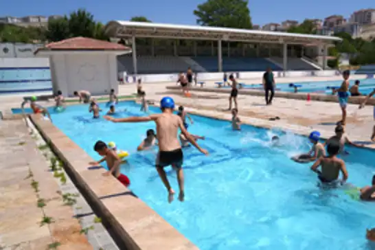 Battalgazi Belediyesinden Kur’an Kursu öğrencilerine yüzme etkinliği