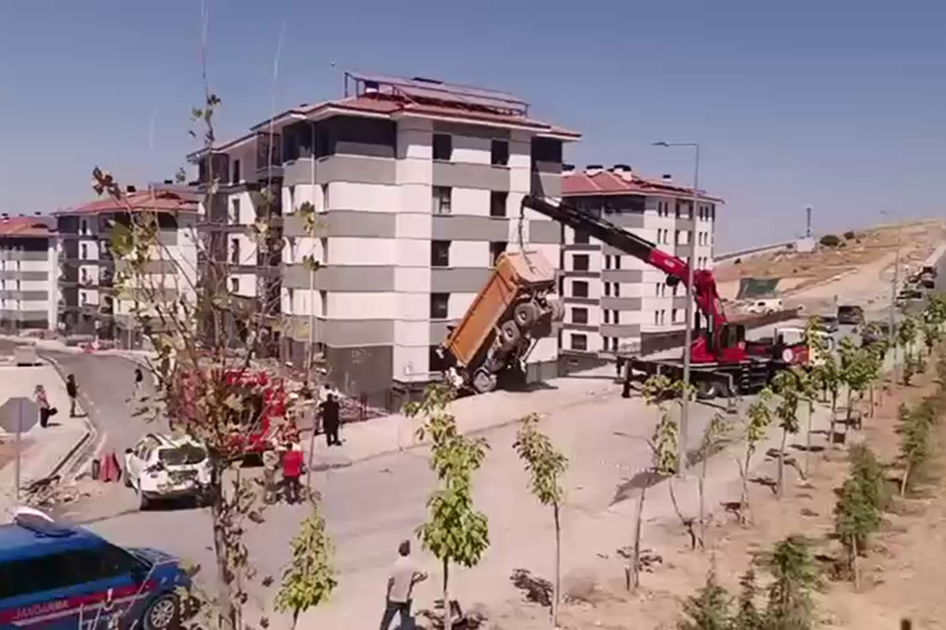 Malatya'da freni boşalan kamyon TOKİ konutlarına çarptı: 1 yaralı