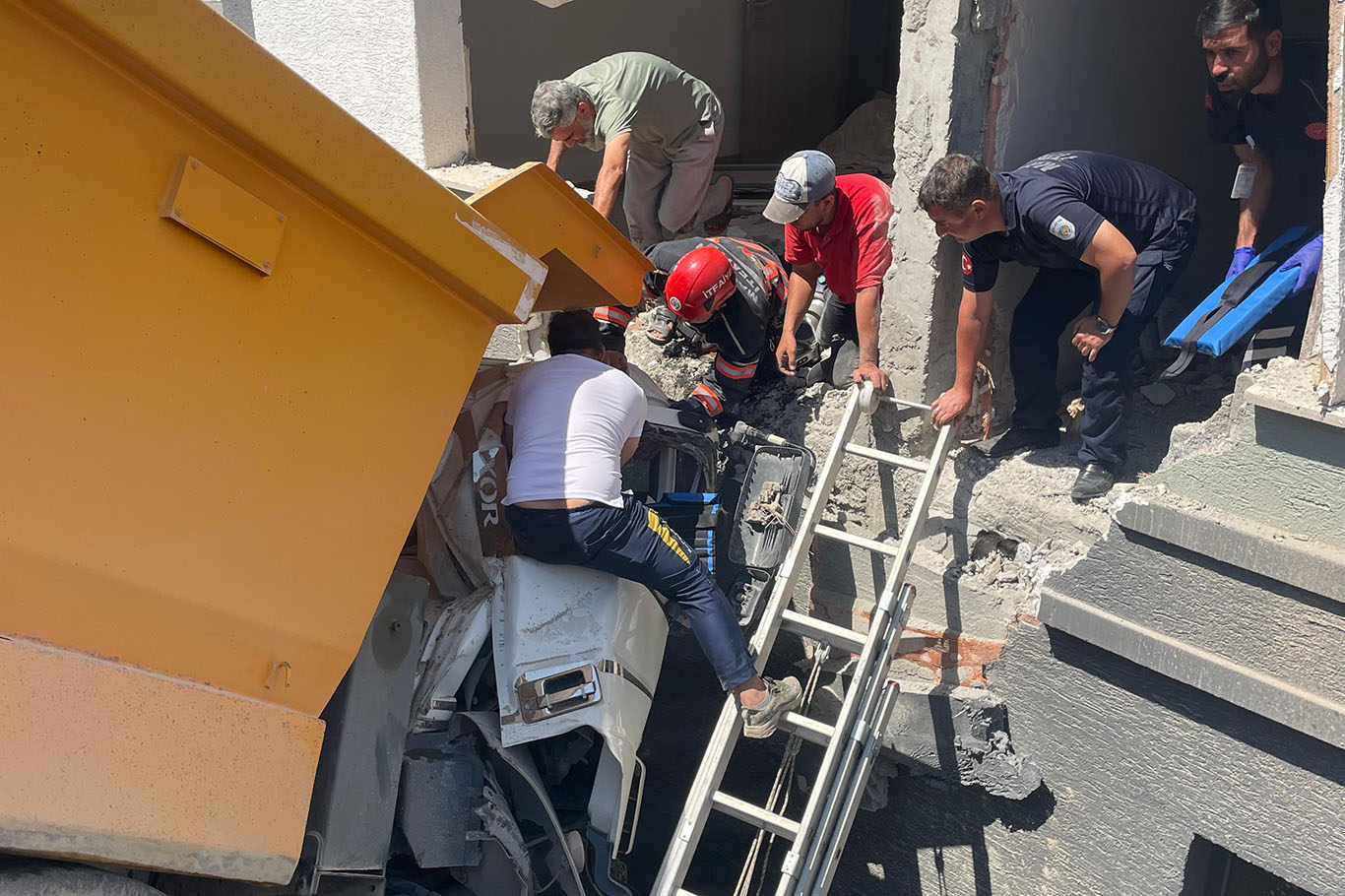 Malatya'da freni boşalan kamyon TOKİ konutlarına çarptı: Bir yaralı