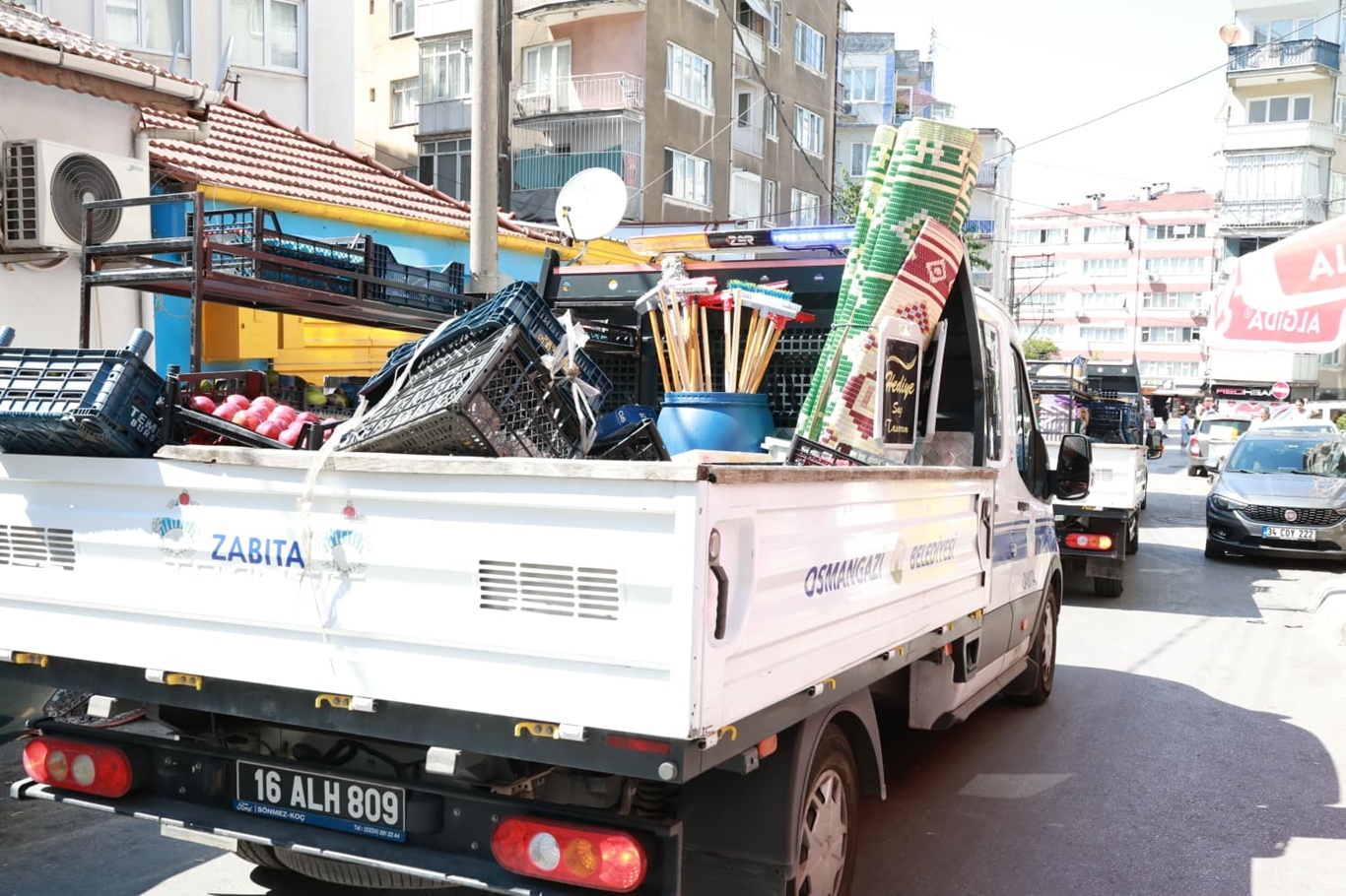 Bursa'da kaldırımları işgal eden işletmelere ceza