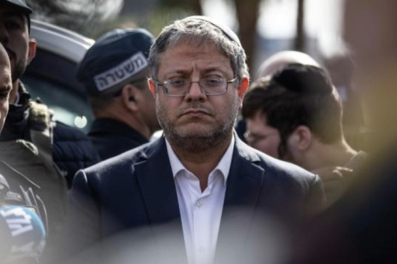 بن غفير يأمر بمصادرة ملابس الأسرى الفلسطينيين ونسخ المصحف في سجن النقب