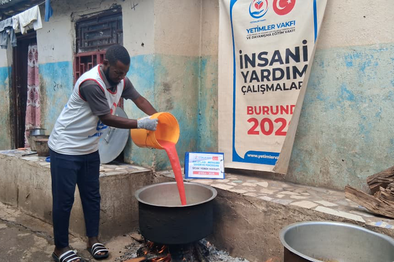 Yetimler Vakfı Afrika'da sıcak yemek dağıttı