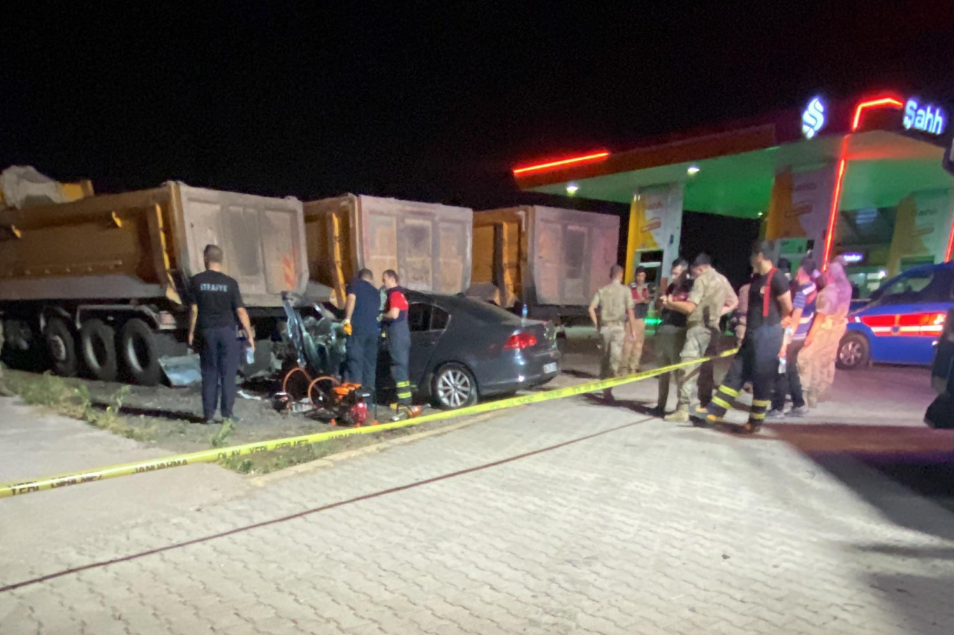 Li Mêrdînê, wesayît û qamyonet li hev qelibîn: 1 mirî, 2 birîndar