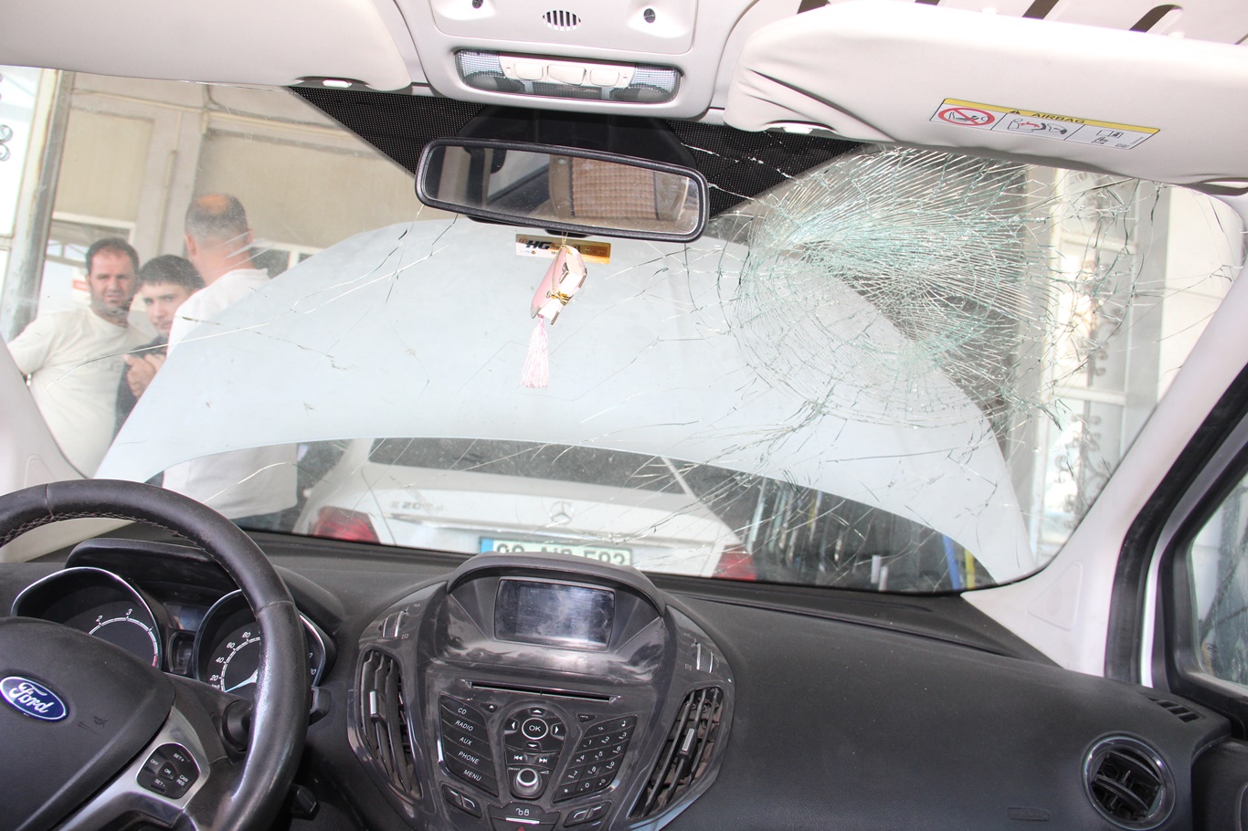 Oto cam ustaları: Çatlak ön camlar trafik kazalarına davetiye çıkarıyor