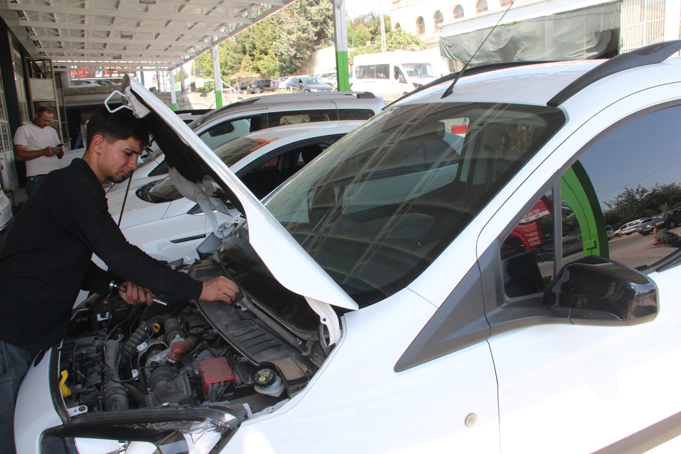Oto cam ustaları: Çatlak ön camlar trafik kazalarına davetiye çıkarıyor