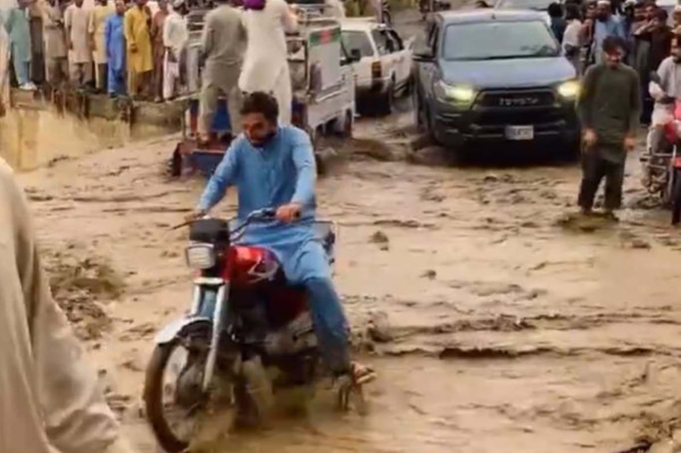 لە کۆتایی مانگی حوزەیرانەوە تا ئێستا زیاتر لە ١٥٠ کەس لە پاکستان بەهۆی باران بارین گیانیان لەدەستداوە